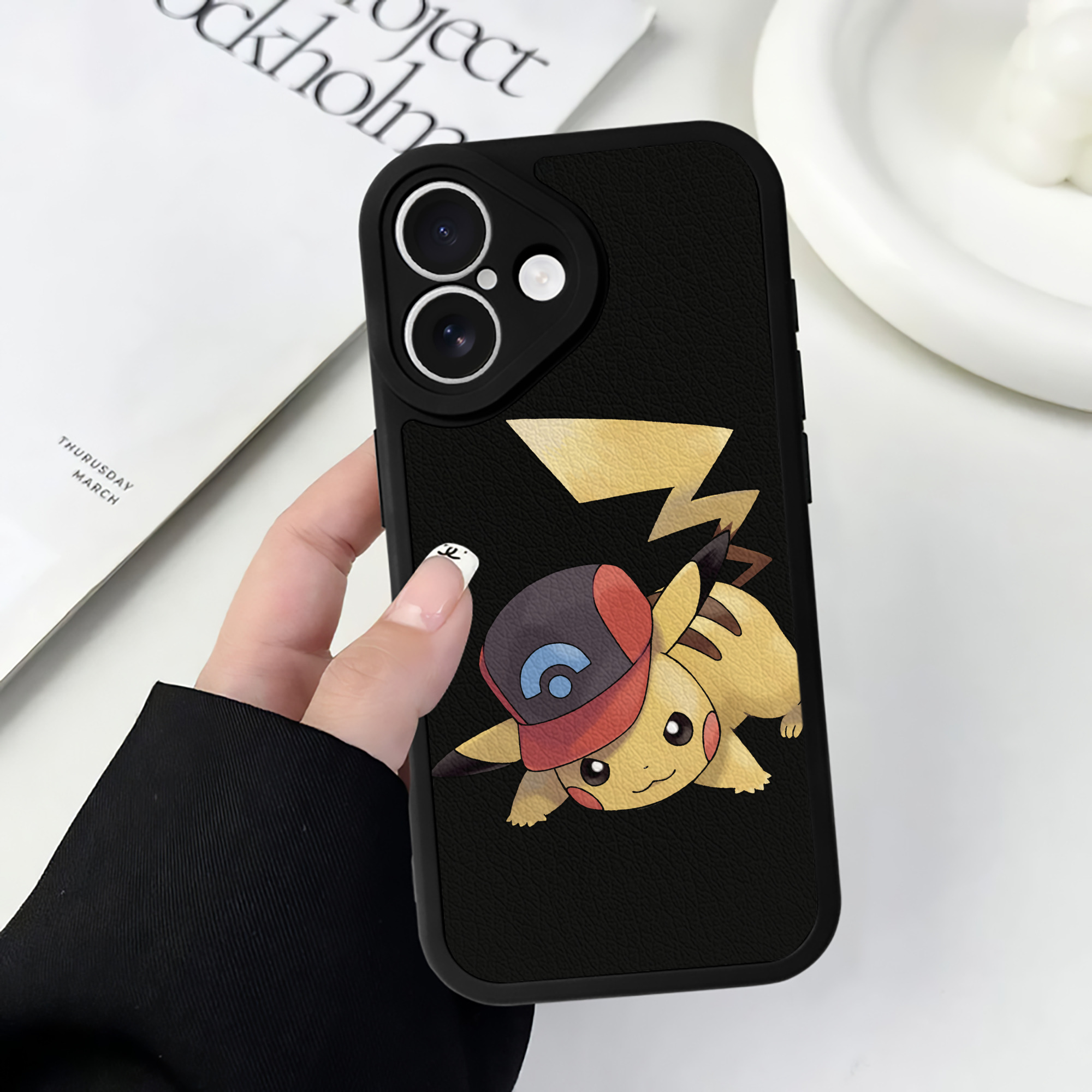 （画像用） ポケットモンスター Pokémon 【iPhone 16シリーズ対応】シリコンスマホケース（レザー調） 材質：シリコン